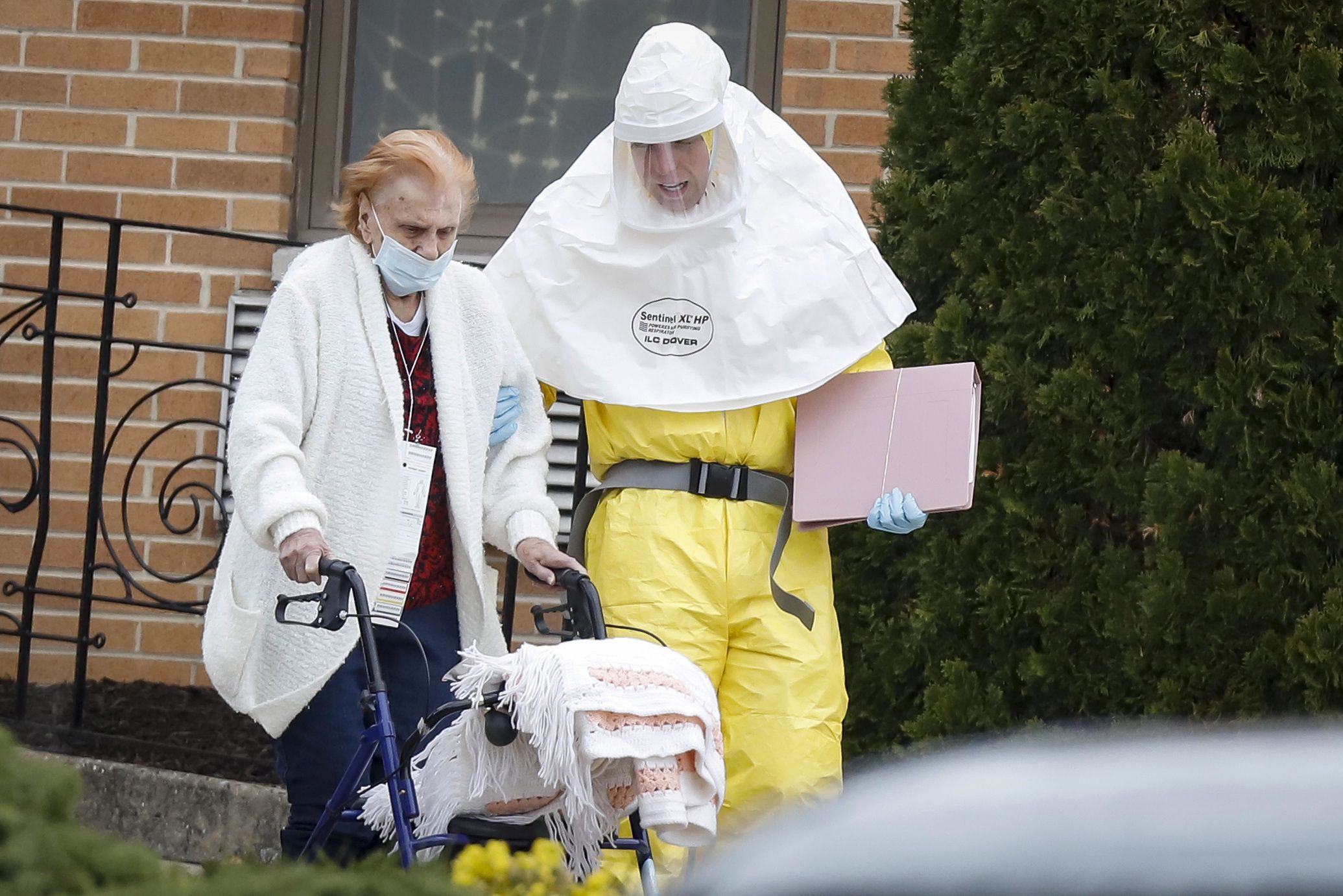 Médicos evacúan de un geriátrico de Nueva Jersey a una residente del asilo (REUTERS/Stefan Jeremiah)