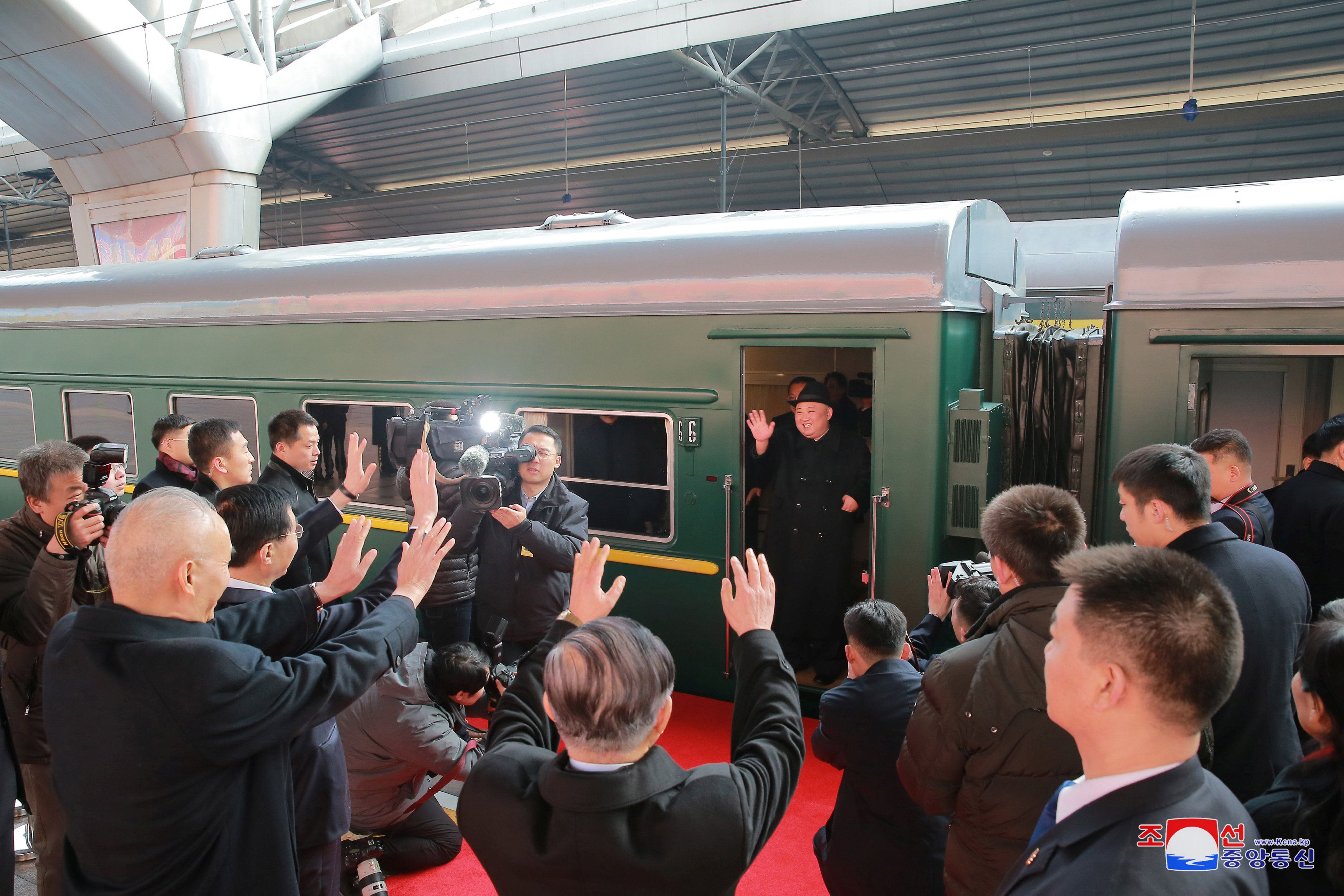 En esta imagen de archivo, el norcorano aparecen en su tren durante una escala en Beijing, China