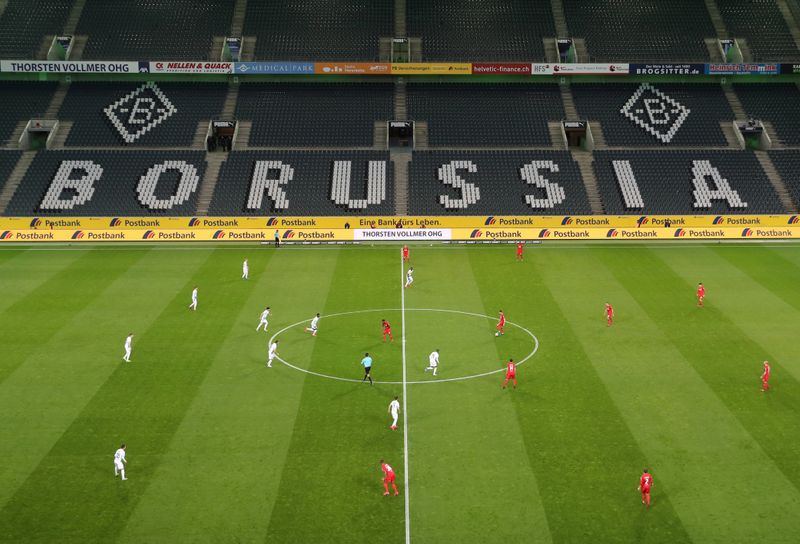 La Bundesliga quiere reanudar el fútbol con solamente 213 personas dentro de los estadios (REUTERS)