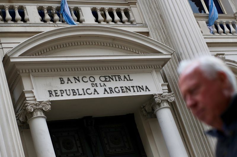 FOTO DE ARCHIVO. Un hombre camina frente al Banco Central, en el distrito financiero de Buenos Aires, Argentina. 31 de agosto de 2018. REUTERS/Marcos Brindicci.