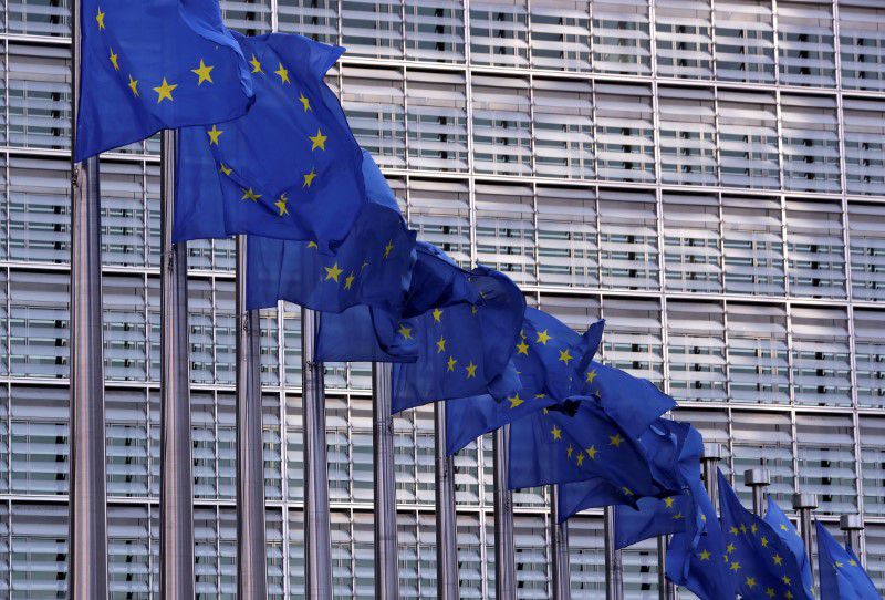 FOTO DE ARCHIVO: Banderas de la Unión Europea ondean frente a la sede de la Comisión Europea en Bruselas, Bélgica, el 19 de febrero de 2020. REUTERS/Yves Herman