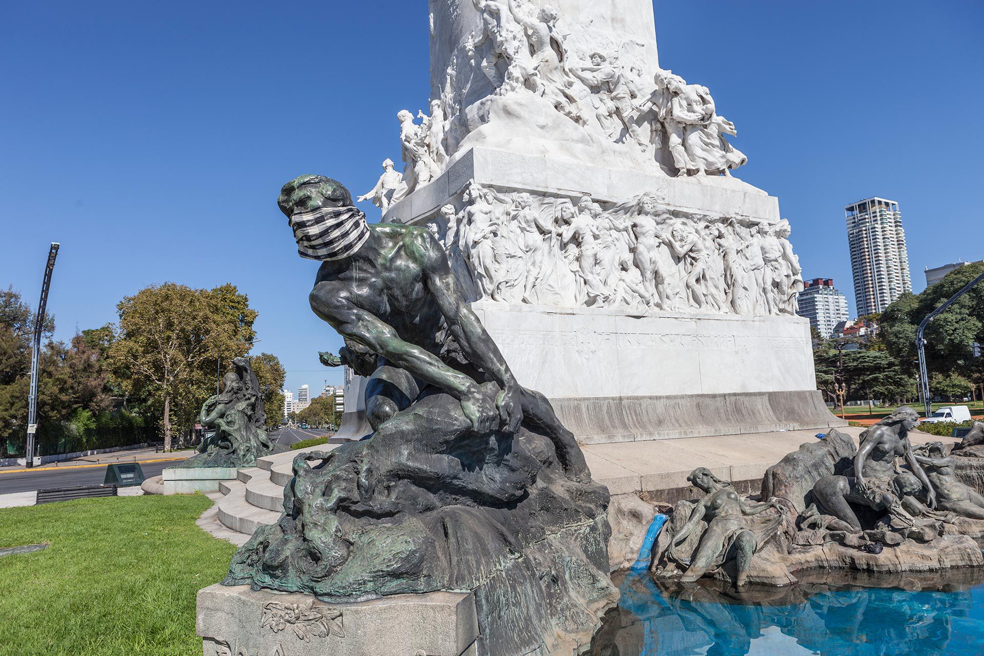 La gran mayoría de los monumentos y estatuas de la Ciudad de Buenos Aires, amanecieron con "tapabocas" caseros