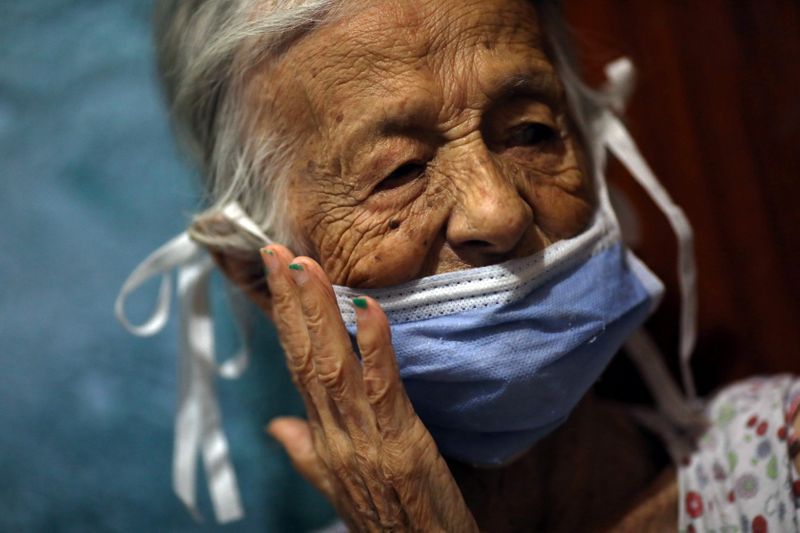 Abuela de 90 años, usa una mascarilla protectora debido al brote de un nuevo coronavirus (COVID-19)