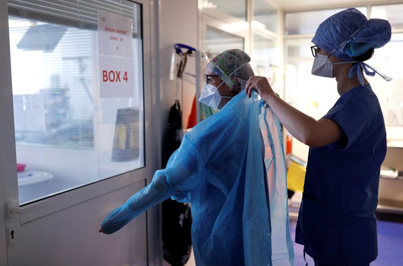 Una miembro del personal médico se prepara para trabajar en una unidad d cuidados intensivos para pacientes con COVID-19 en el hospital privado Clinique de l'Orangerie, en Estrasburgo, Francia, Abril 17, 2020. REUTERS/Christian Hartmann