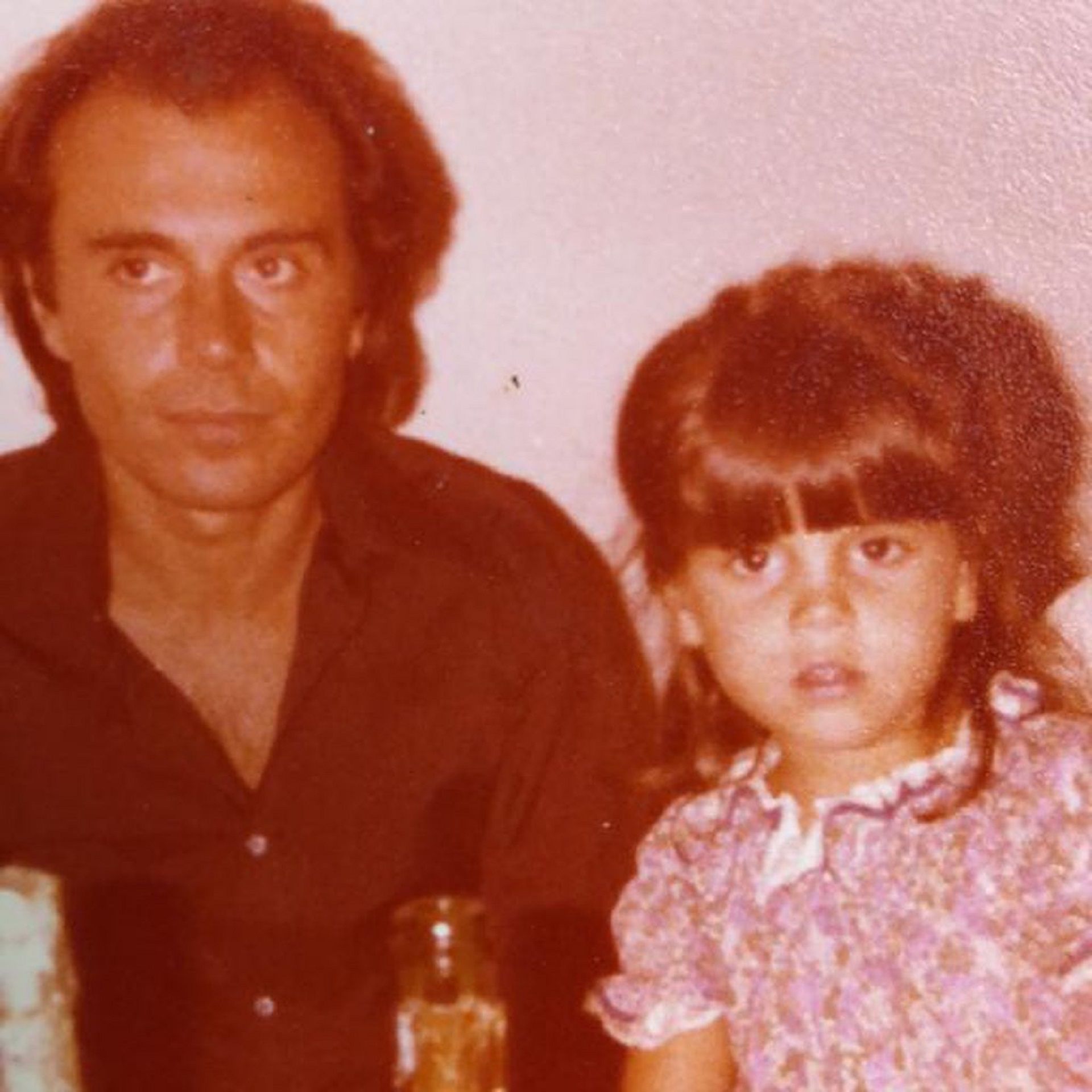 La actriz compartió una foto de cuando era chica junto a su padre