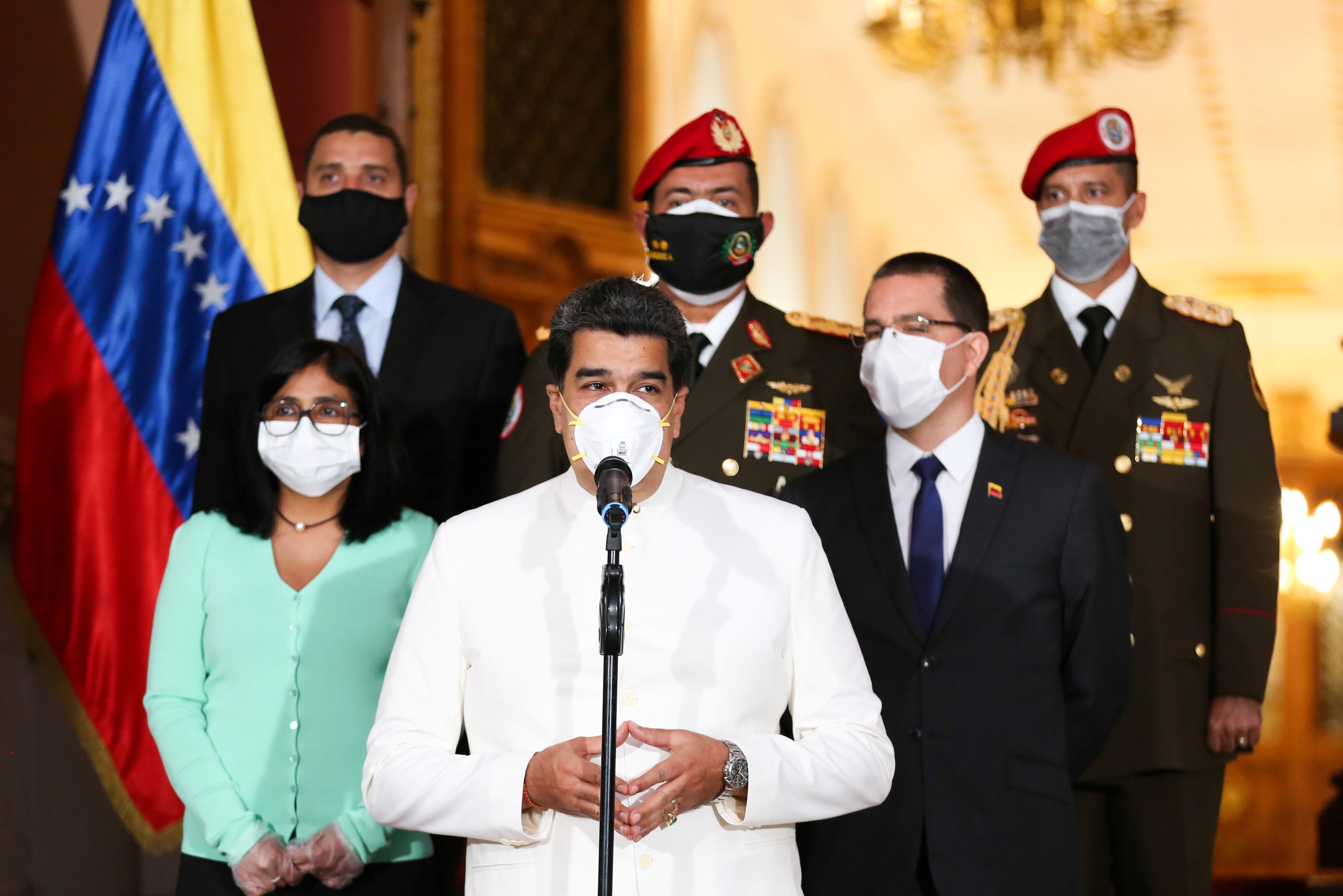 Nicolás Maduro y parte de su equipo, con barbijo