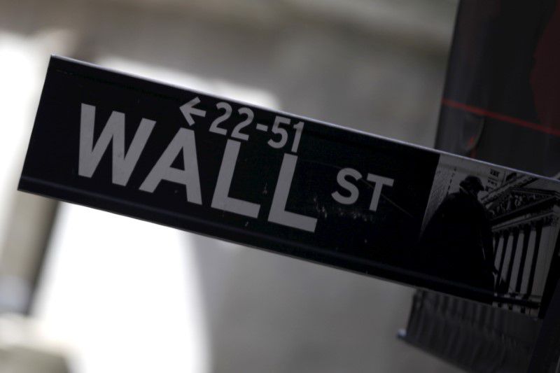 FOTO DE ARCHIVO. Una señalética muestra a Wall Street, en Nueva York, EEUU. 20 de enero de 2016. REUTERS/Mike Segar.