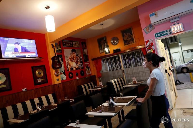 Los restaurantes planean distanciamiento social, turnos y barbijo para el personal (REUTERS)