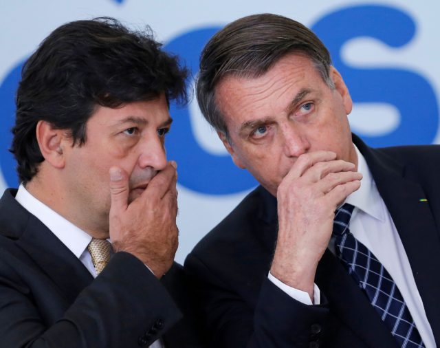 Tensión por la estrategia contra el coronavirus en Brasil: el presidente Jair Bolsonaro despidió a su ministro de Salud