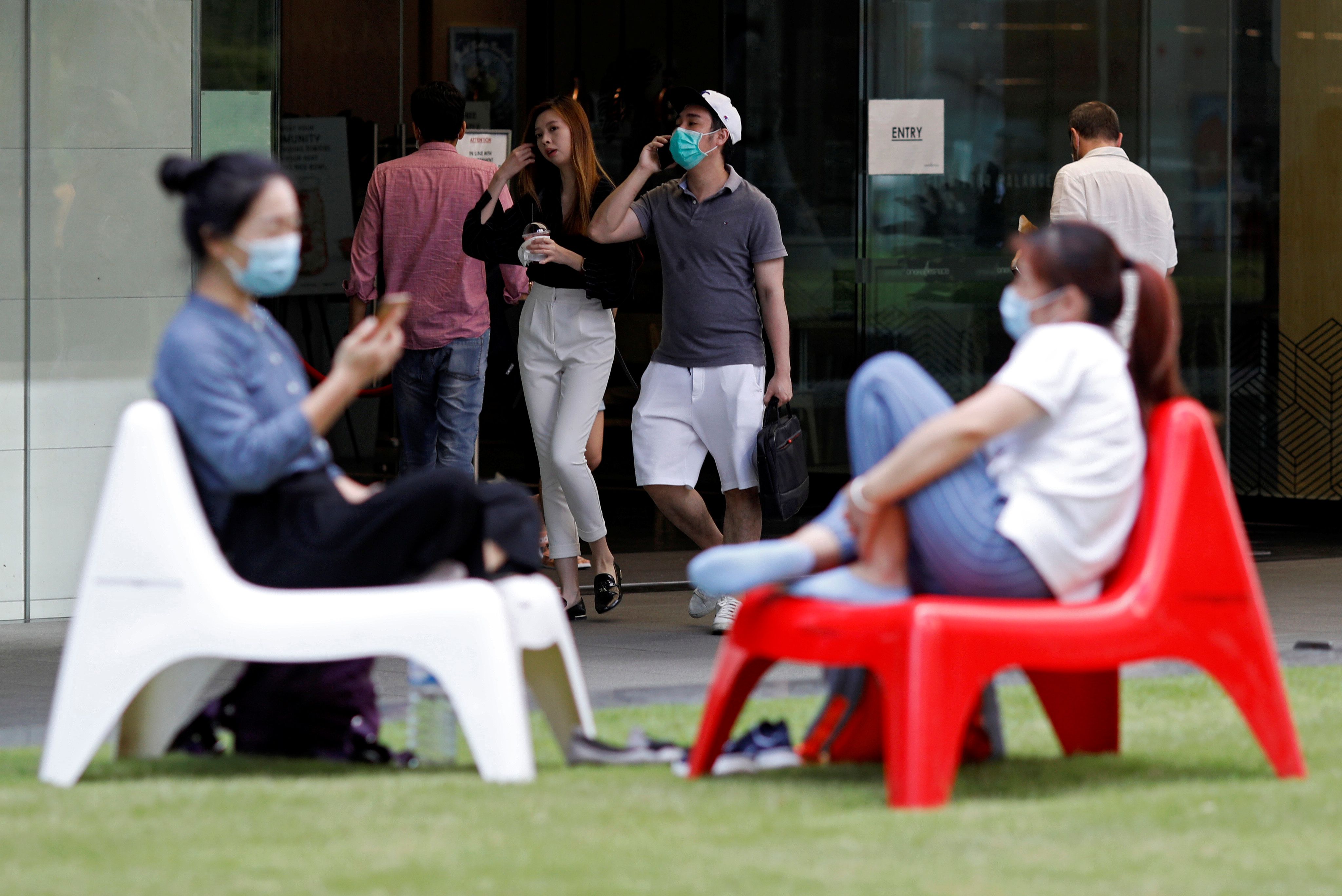 Gente con mascarillas contra el coronavirus en Singapur (REUTERS/Edgar Su)