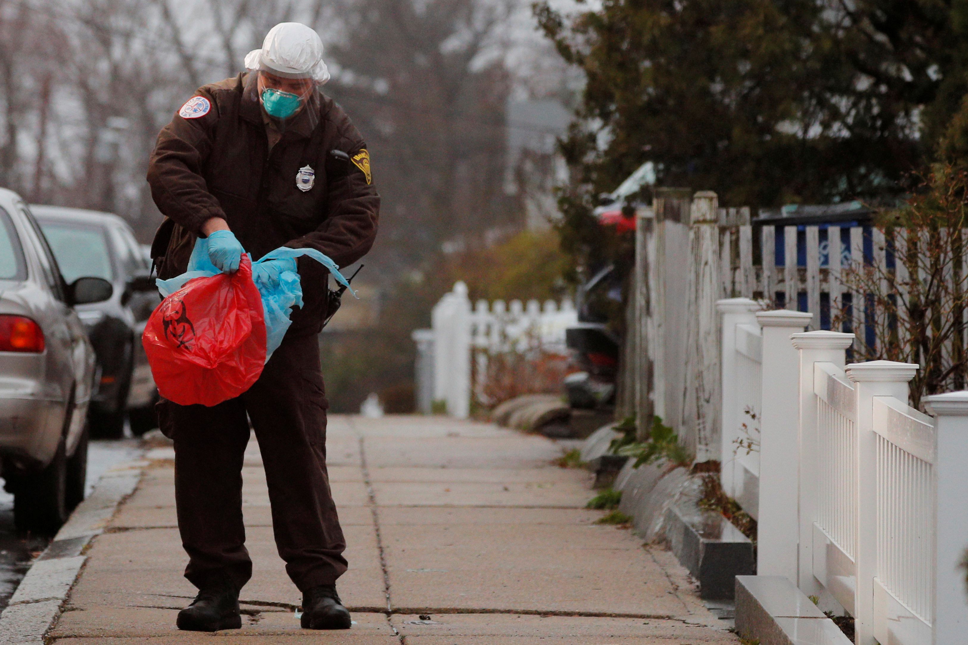 Un paramédico guarda su equipo protector en una bolsa en Boston, Massachusetts (REUTERS/Brian Snyder)