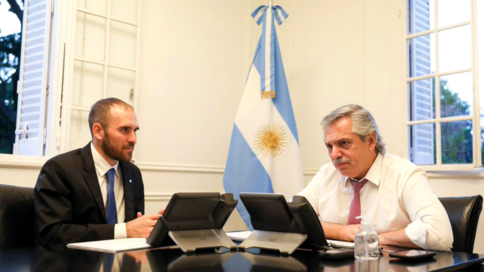 El presidente Alberto Fernández mantuvo este sábado una reunión con el ministro de Economía, Martín Guzmán, para interiorizarse en la marcha de la negociación con los bonistas. (@alferdez)