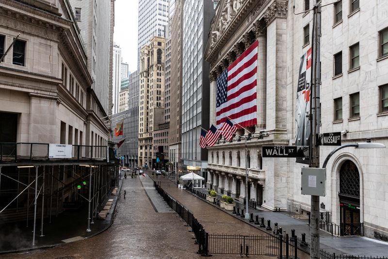 Imagen de archivo de la Bolsa de Valores de Nueva York en el distrito financiero de Manhattan, en medio del brote de coronavirus, en Nueva York, EEUU, Abril 26, 2020. REUTERS/Jeenah Moon