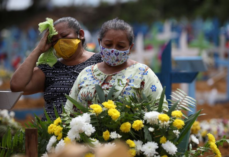 Entierro colectivo debido al coronavirus en el cementerio Parque Tarumã, en Manaos, el 28 de abril de 2020 REUTERS/Bruno Kelly