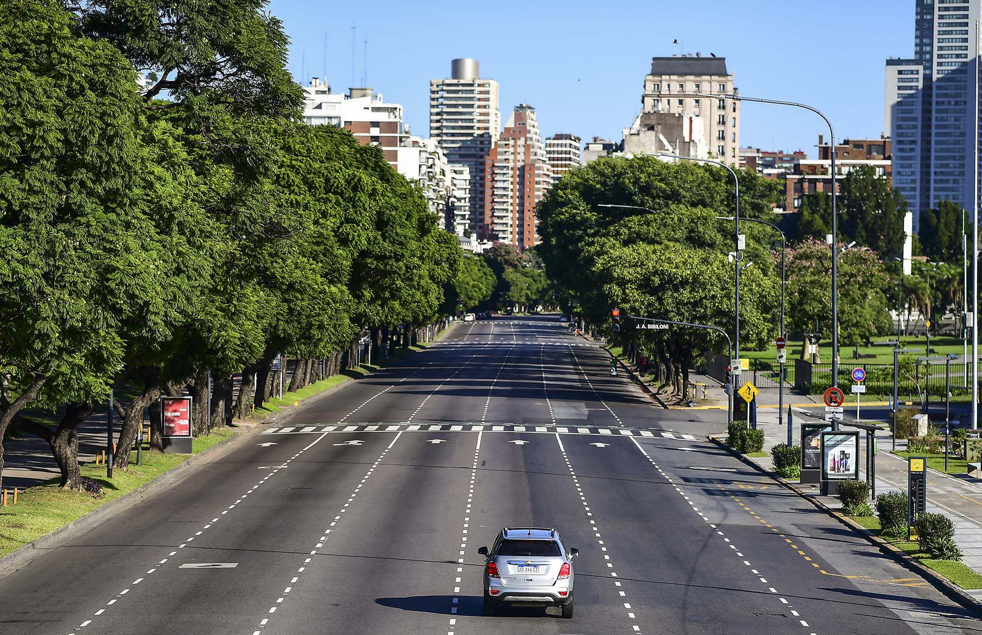 La ciudad de Buenos Aires, vacía en pleno aislamiento obligatorio dispuesto por el Ejecutivo (Photo by RONALDO SCHEMIDT / AFP)