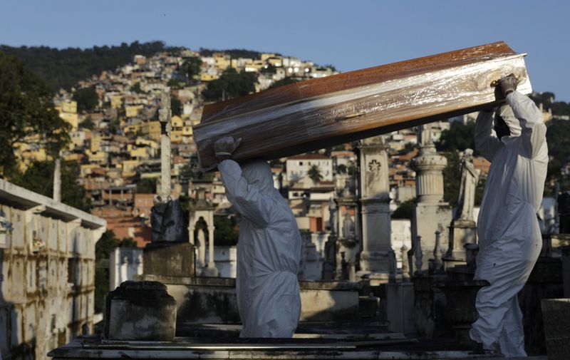 Sepultureros llevan el ataúd de Antonia Rodrigues durante su funeral tras fallecer por la enfermedad respiratoria COVID-19, en Río de Janeiro, Brasil, Mayo 18, 2020. REUTERS/Ricardo Moraes