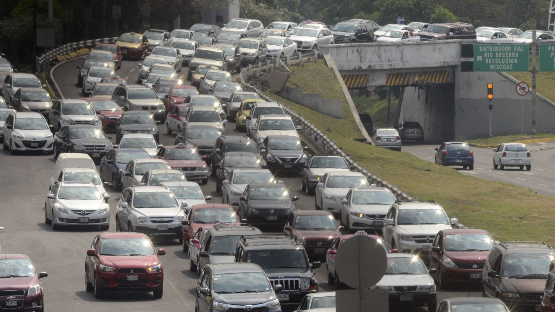 Intenso tráfico de vehículos en Ciudad de México (Foto: Cuartoscuro/Archivo)