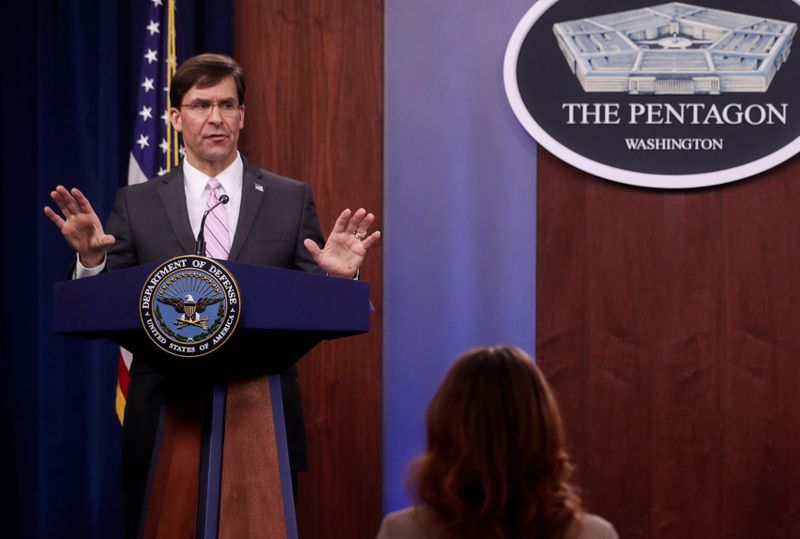 El secretario de Defensa de los Estados Unidos, Mark Esper, responde a las preguntas durante una conferencia de prensa en el Pentágono en Arlington, Virginia, EEUU, el 14 de abril de 2020. REUTERS/Jonathan Ernst