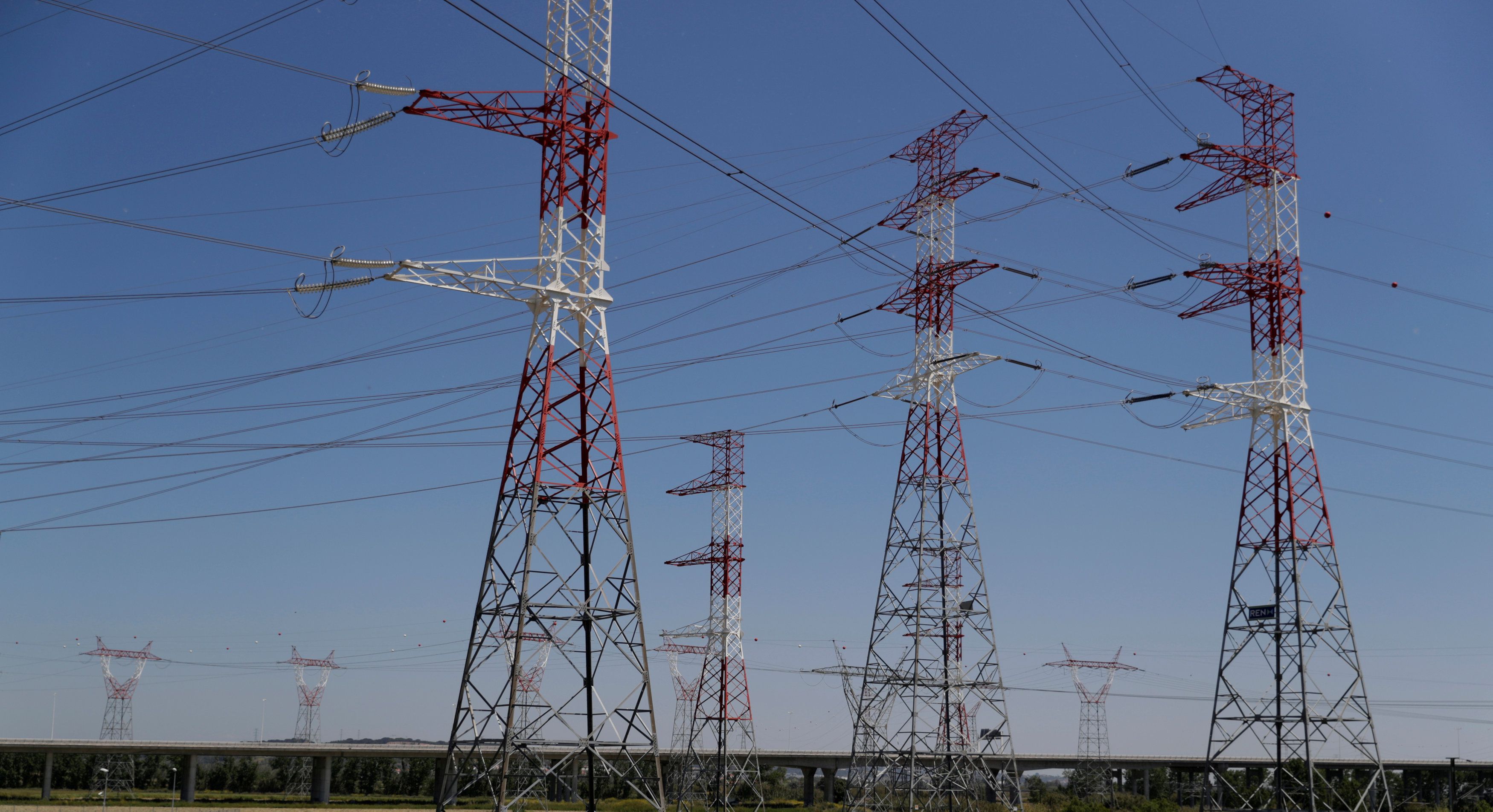 Torres de transporte de energía eléctrica /REUTERS/Rafael Marchante/File Photo)