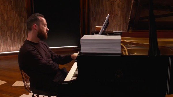 El "grito silencioso" del pianista alemán que da un concierto de 20 horas en medio de la pandemia