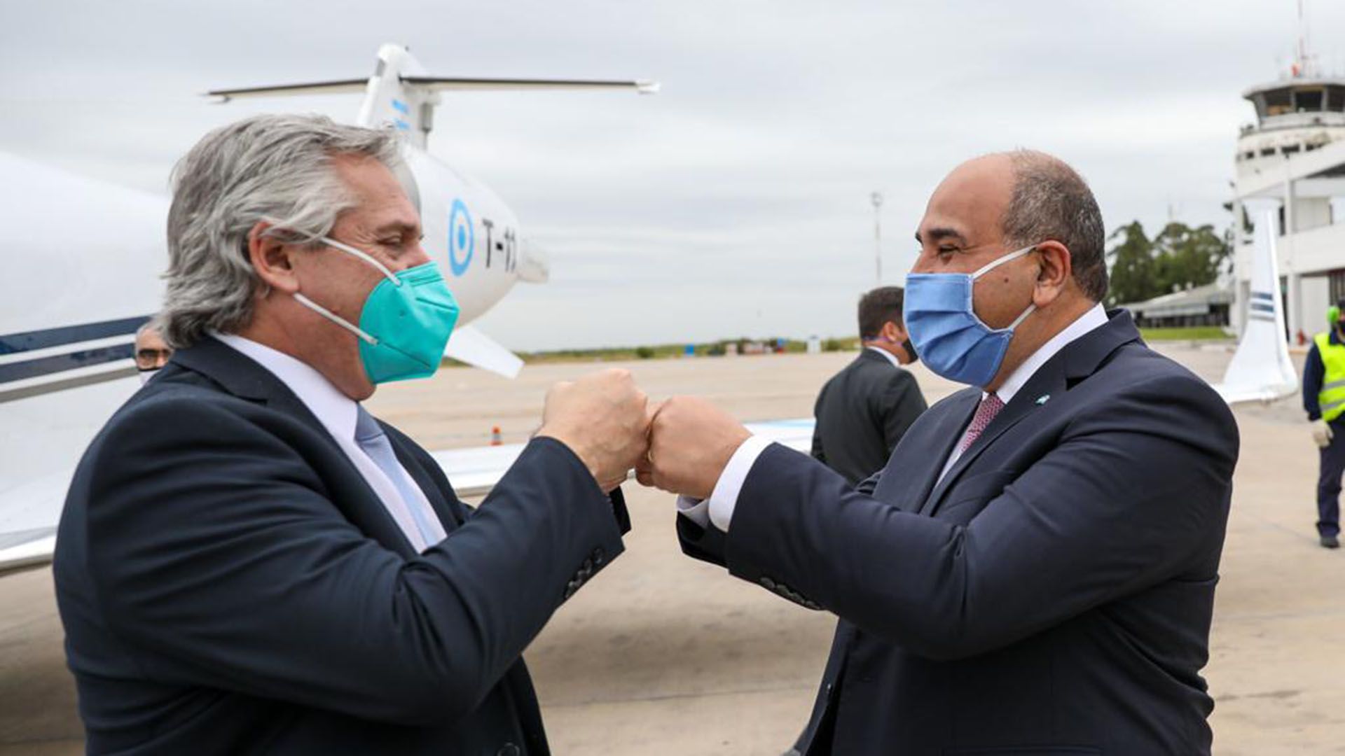 El presidente Alberto Fernández fue recibido este jueves en el aeropuerto de Tucumán por el gobernador Juan Manzur.