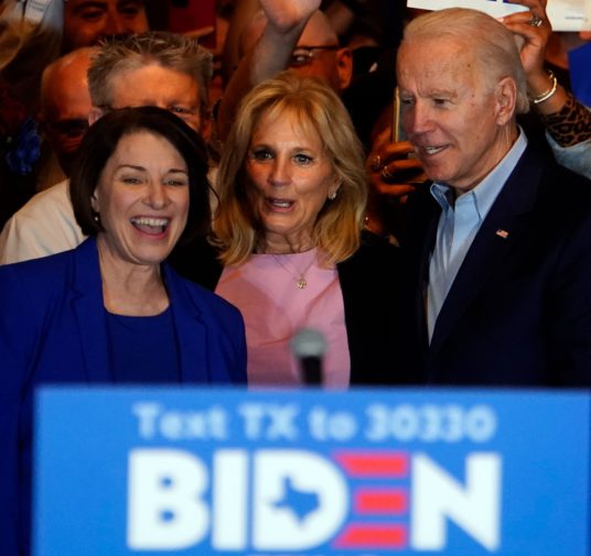 Elecciones en EEUU: Joe Biden le pidió a Amy Klobuchar pasar por un chequeo de antecedentes para ser considerada como posible compañera de fórmula