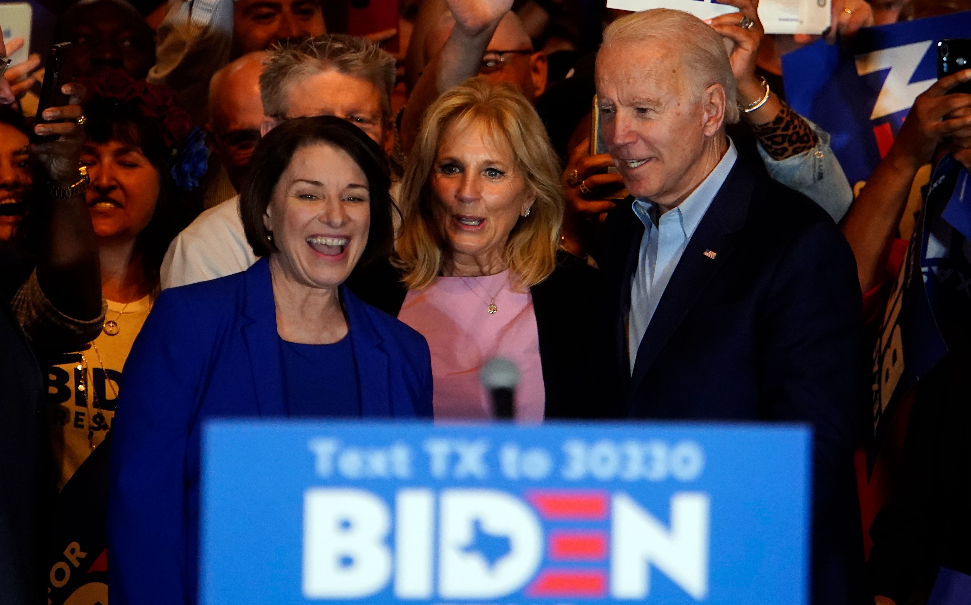 Joe Biden considera a Amy Klobuchar como posible compañera de fórmula para las elecciones de EEUU (REUTERS/Eric Thayer)