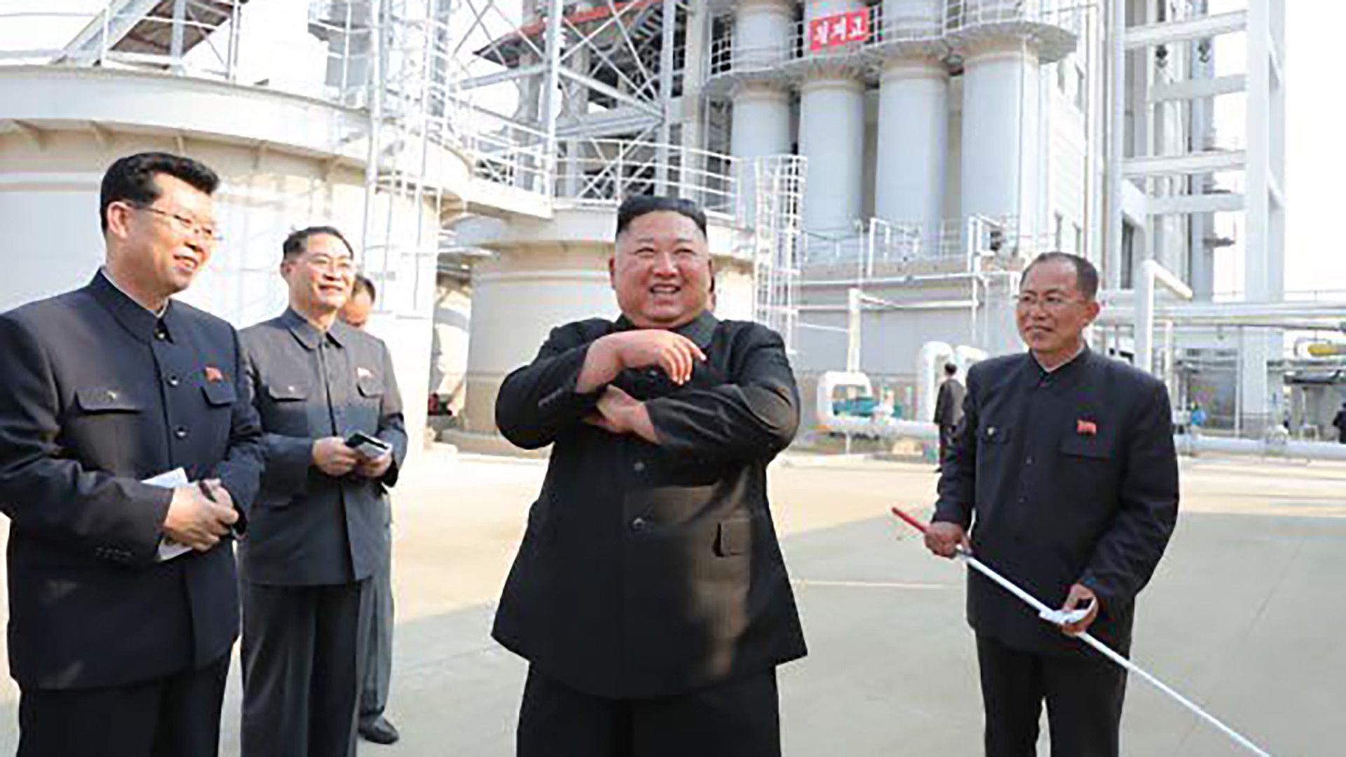Kim Jong-un sonríe durante su reaparición en público (NK NEWS/KCNA)