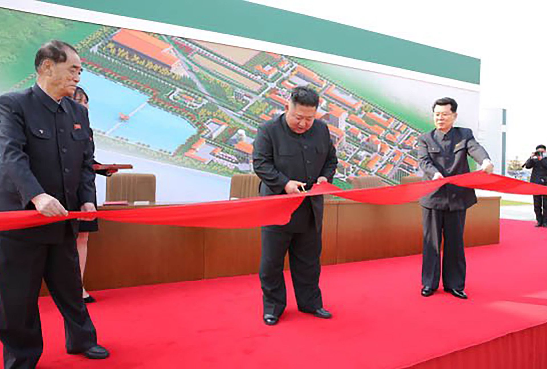 La primera foto del retorno de Kim Jong-un, durante su visita a la planta fertilizante de Sunchon (NK NEWS/KCTV)