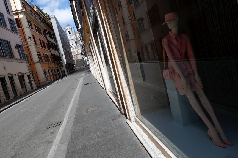 Foto de una tienda cerrada en la Via dei Condotti en medio del brote de COVID-19 en Roma, Italia. 29 de abril 2020. REUTERS/Guglielmo Mangiapane