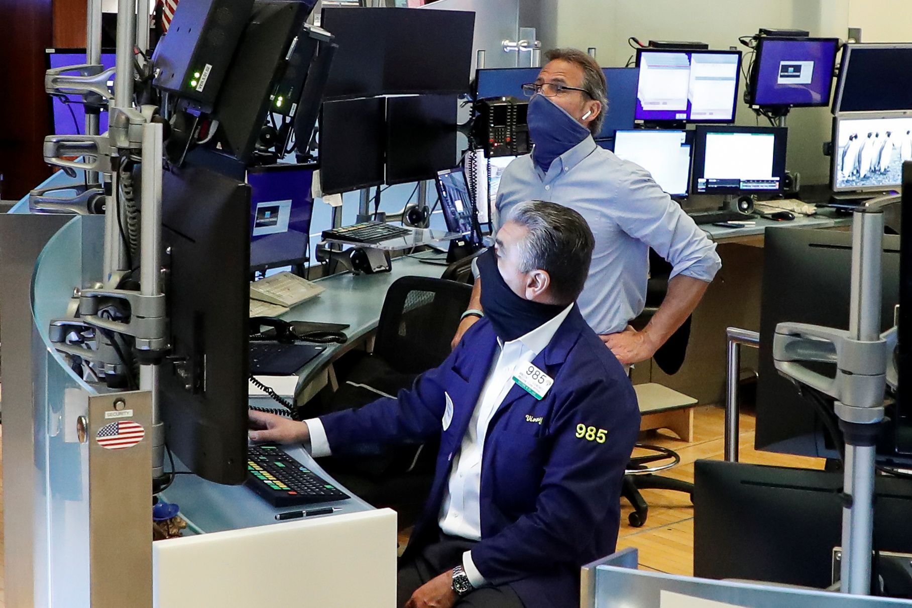 Los operadores de Wall Street regresaron al recinto este martes después de la cuarentena. (Reuters)