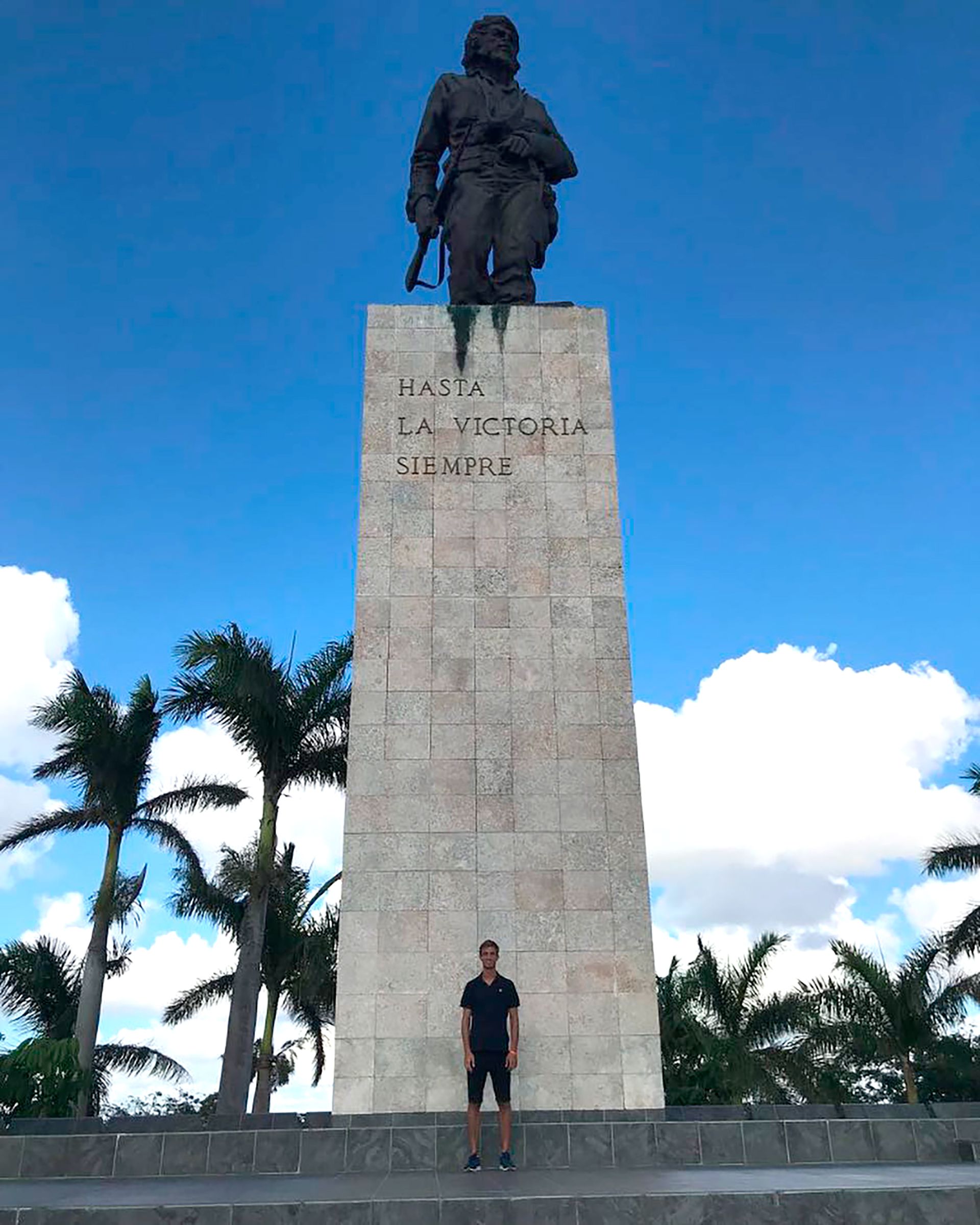 Komar en el mausoleo del Che Guevara en Santa Clara, ciudad emblemática de Cuba (@juancruzkomar6)