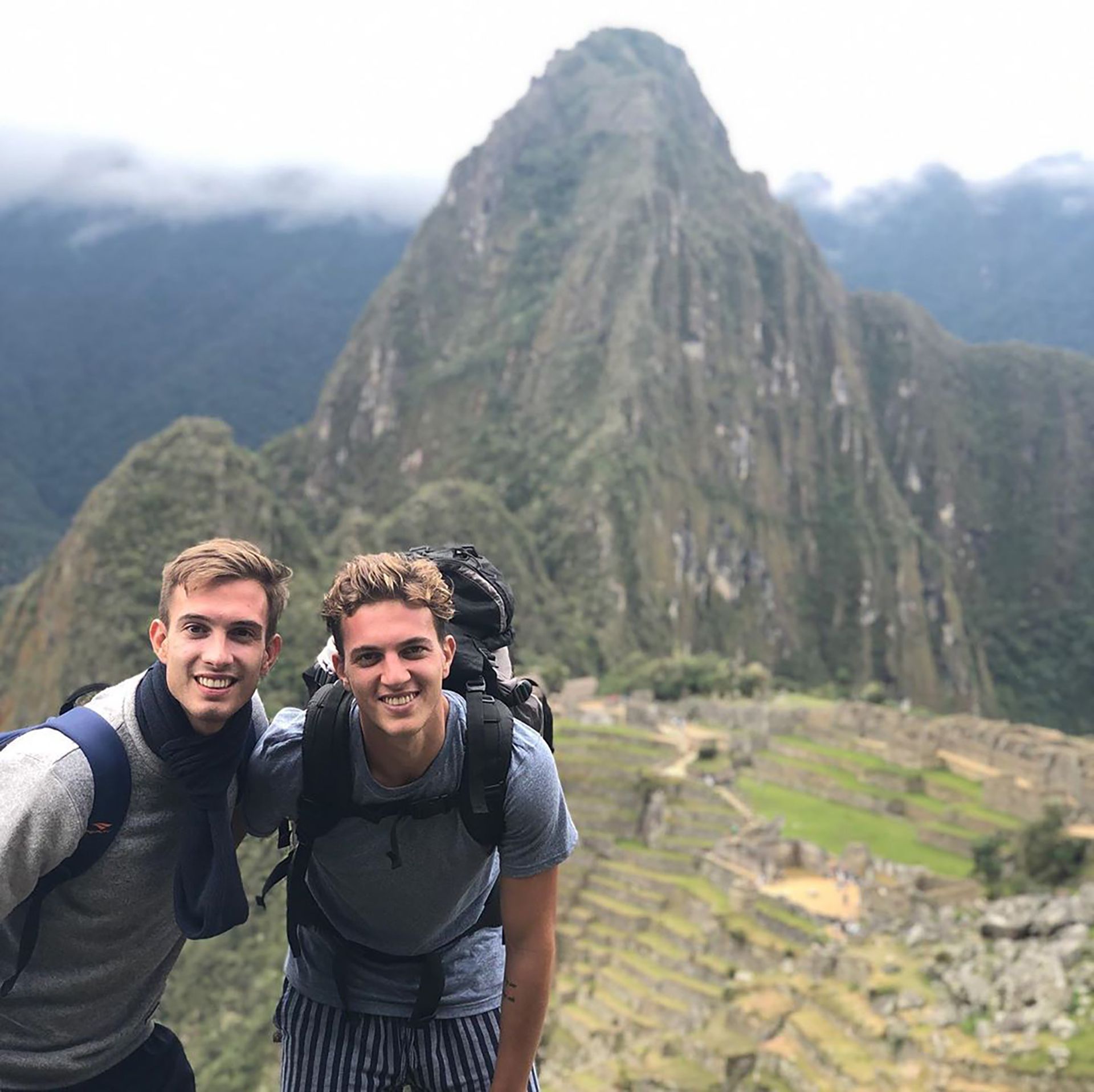 Juan Cruz Komar en una de sus vacaciones con su hermano en las ruinas de Machu Picchu