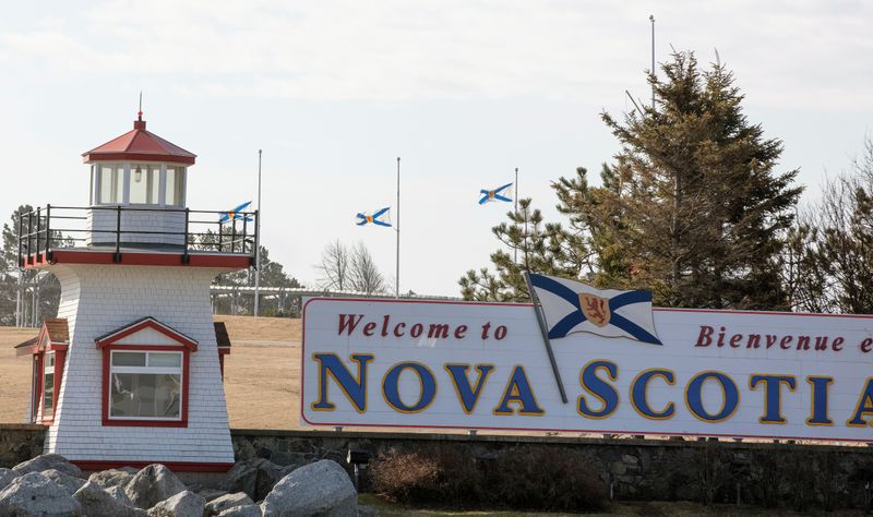 Las banderas de Nueva Escocia a media asta tras el ataque que provocó la muerte de varias personas, Fort Lawrence, Canadá, Abril 20, 2020. REUTERS/John Morris