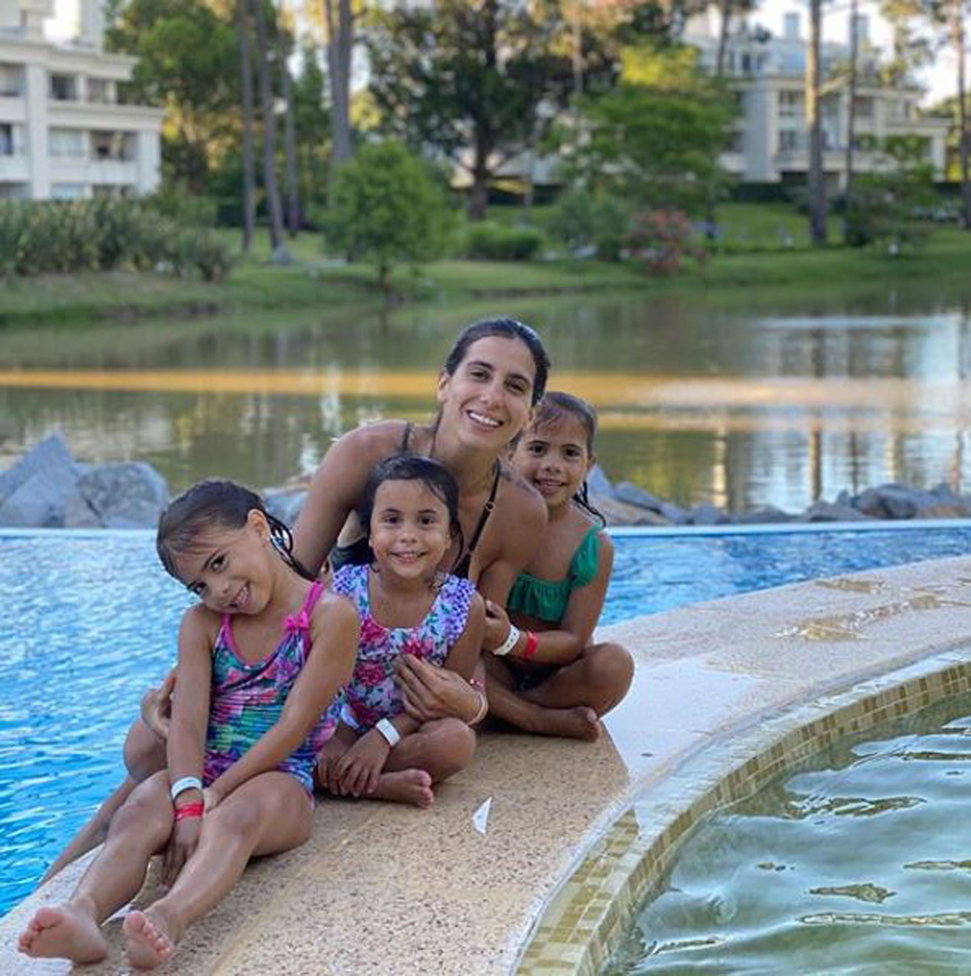 Cinthia junto a sus hijas (Foto: Instagram)