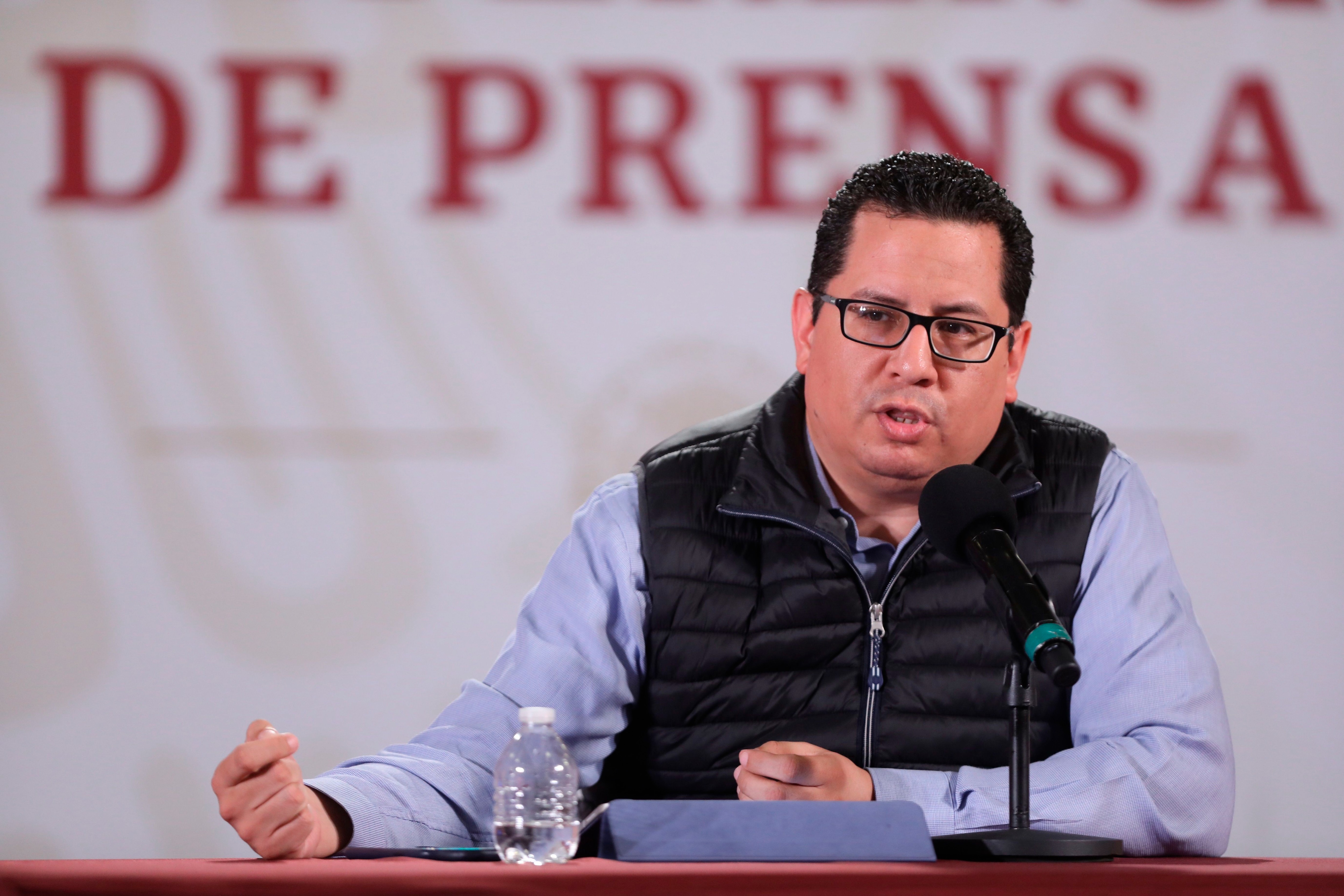 El director de epidemiología del Gobierno de México, José Luis Alomía, habla en una conferencia de prensa (Foto: EFE / Sáshenka Gutiérrez)