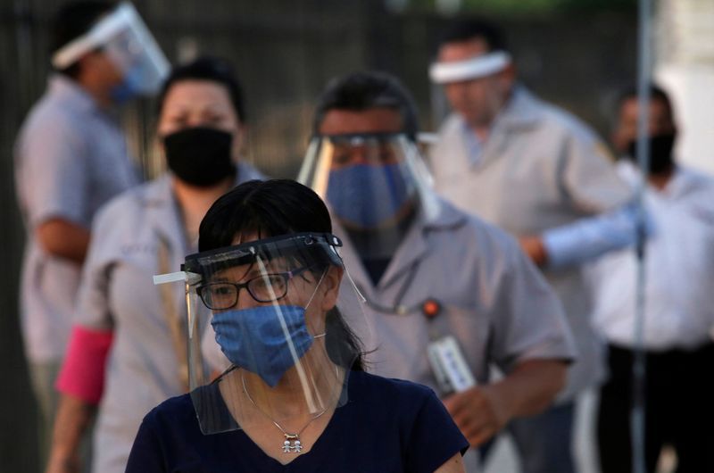 Los trabajadores del fabricante estadounidense de autopartes Aptiv Plc llegan a la planta durante el brote de la enfermedad por coronavirus (Foto: Reuters / Jose Luis Gonzalez)