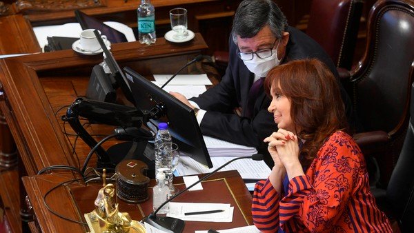La oposición denuncia un plan de "impunidad" detrás de la decisión de la Oficina Anticorrupción de dejar las causas de los Kirchner