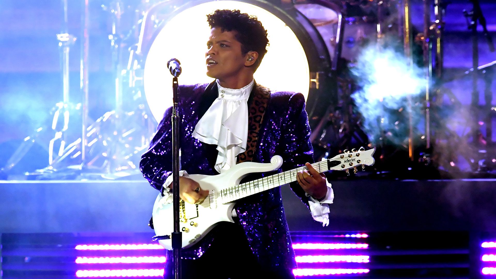 Bruno Mars durante su actuación en los premios Grammy de 2018 (Foto: Getty)