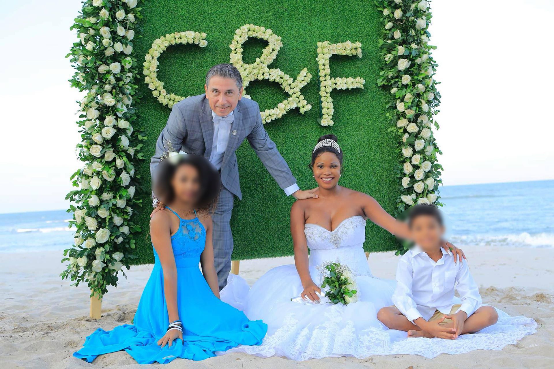 Fernando Morales junto a su mujer y sus dos hijos
