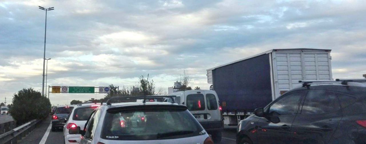 Largas filas de vehículos en los accesos a la Ciudad en el primer día de la flexibilización de la cuarentena