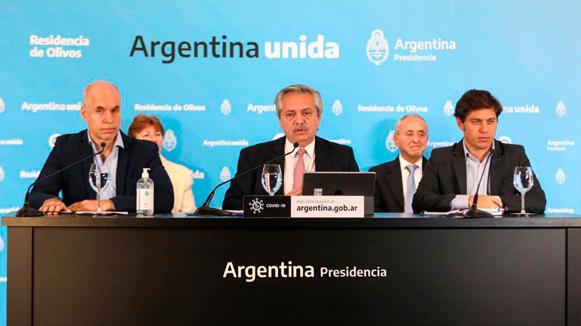 Alberto Fernández, Horacio Rodríguez Larreta y Axel Kicillof; detrás, Pedro Cahn y Mirta Roses (Presidencia de la Nación)