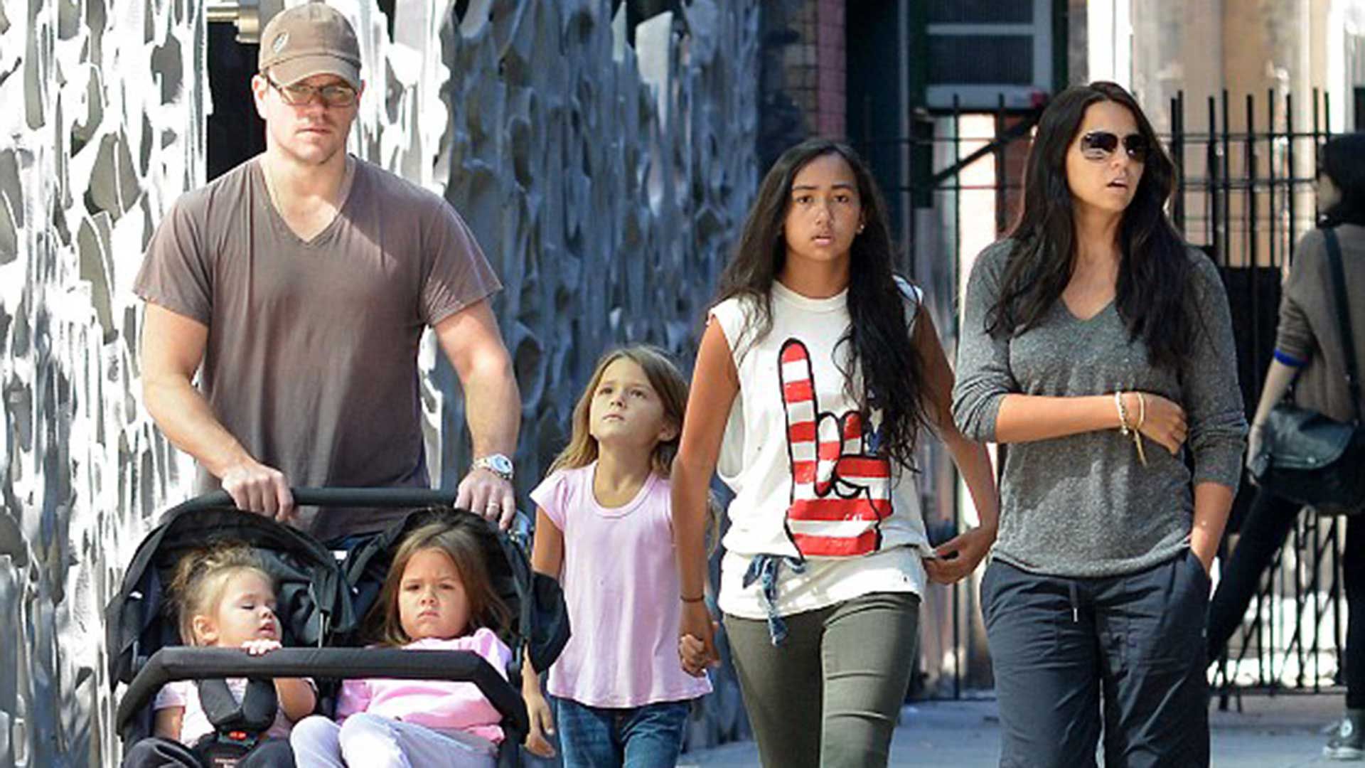 Matt Damon, su mujer Luciana Barroso y sus cuatro hijas 
