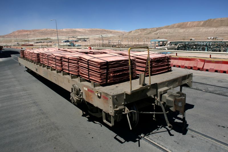Foto de archivo de láminas de cátodo de cobre en la mina Escondida en Chile. Mar 31, 2008. REUTERS/Ivan Alvarado