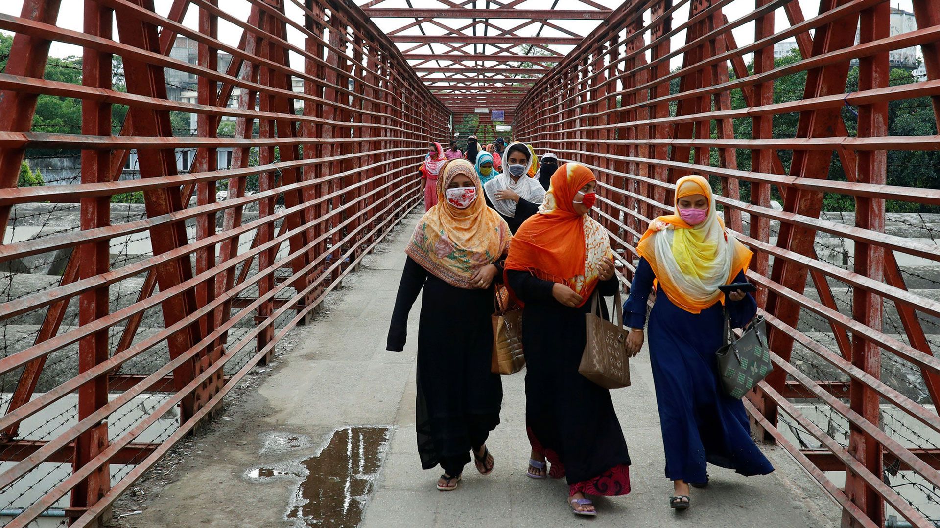 Trabajadoras textiles regresan a sus trabajos en Bangladesh luego de que algunas fábricas reabrieran sus puertas. (Mohammad Ponir Hossain/Reuters)