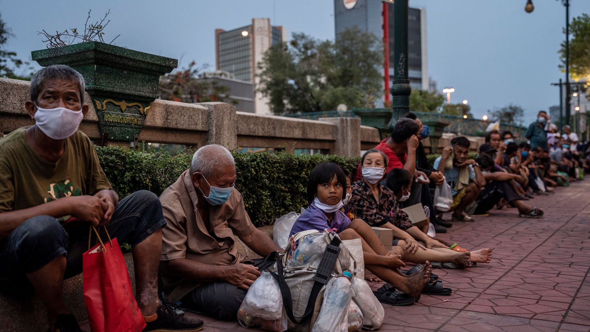 Filas para comer en un centro de distribución de alimentos en Bangkok durante este mes (Adam Dean / The New York Times) 