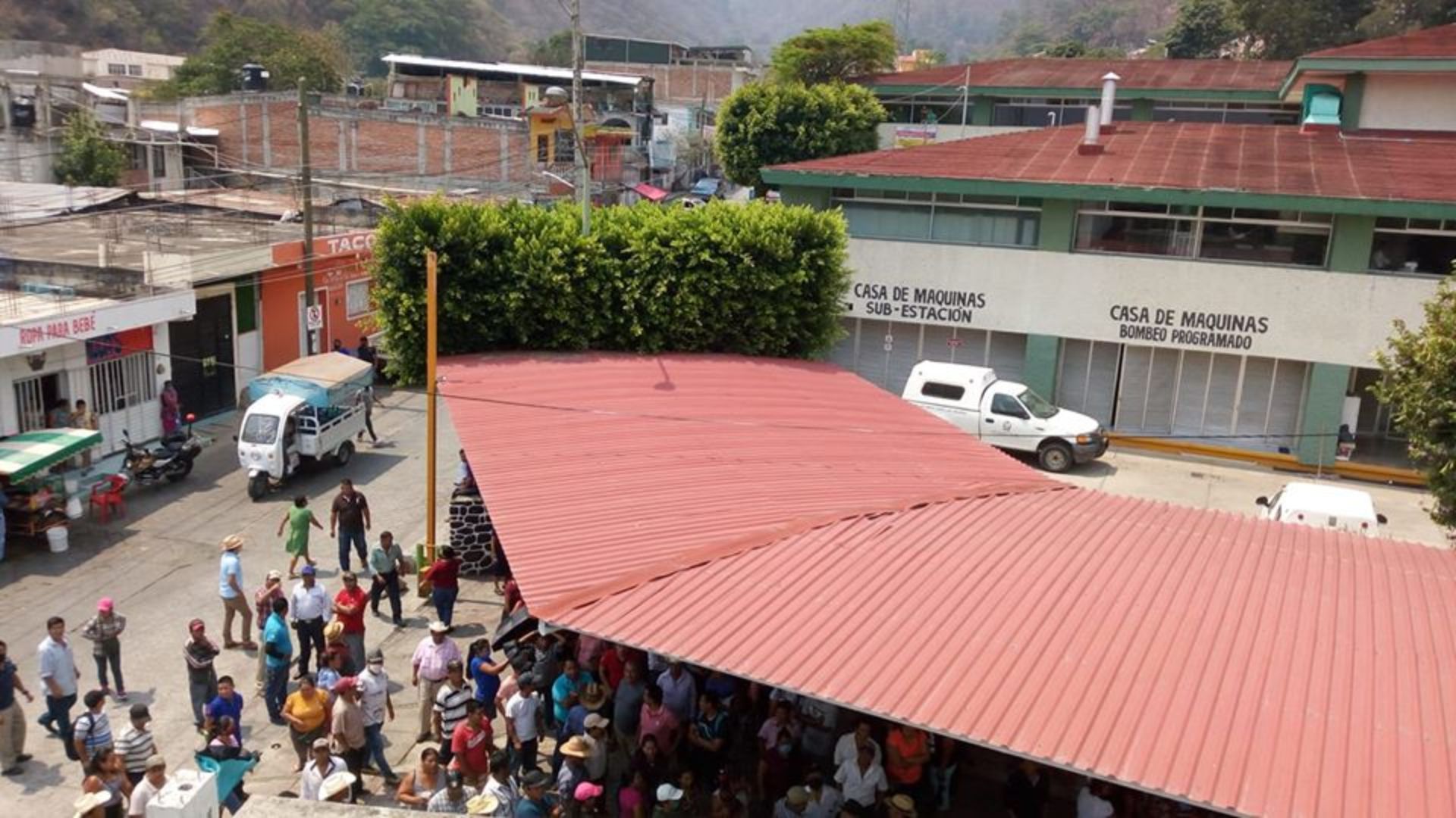 Comerciantes y familiares se manifestaron en el hospital del IMSS en la localidad. (Foto: Twitter)