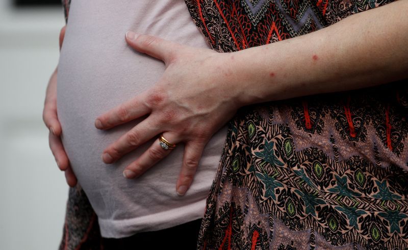 IMAGEN DE ARCHIVO. Stephanie Bowers, embarazada de 8 meses, posa para una fotografía fuera de su casa, mientras continúa la propagación de la enfermedad por coronavirus (COVID-19), en Manchester, Inglaterra, 9 de abril de 2020. REUTERS/Phil Noble/