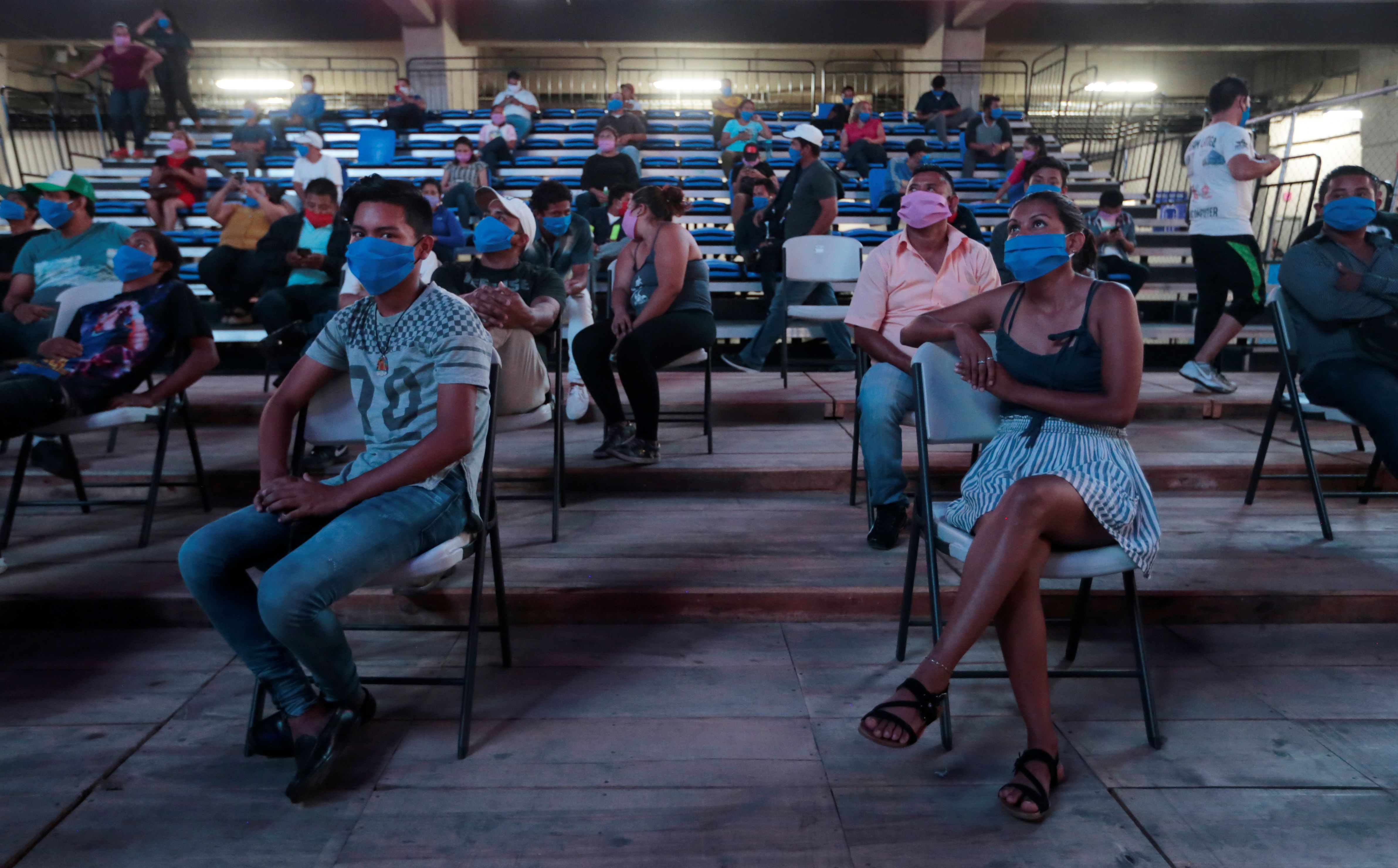 Varias personas asisten a un evento de boxeo en el Polideportivo Alexis Arguello, en Managua, en medio de la pandemia de coronavirus (REUTERS/Oswaldo Rivas)