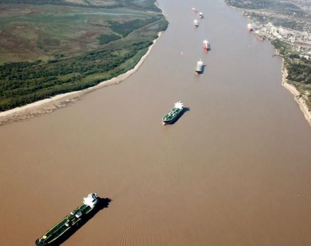 Río Paraná: la navegación comercial afectada por una reducción del lecho